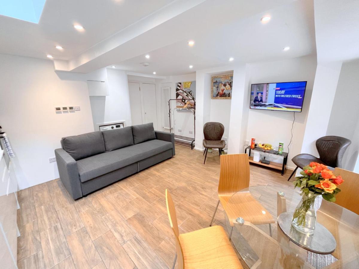 Two Bedroom Flat With Private Patio In Battersea London Exterior foto